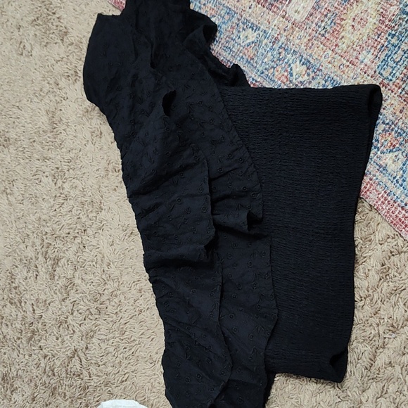 Abercrombie and Fitch black asymmetrical puff sleeve top - Picture 2 of 4